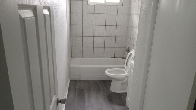 Building Photo - 2408 Maltby Ave