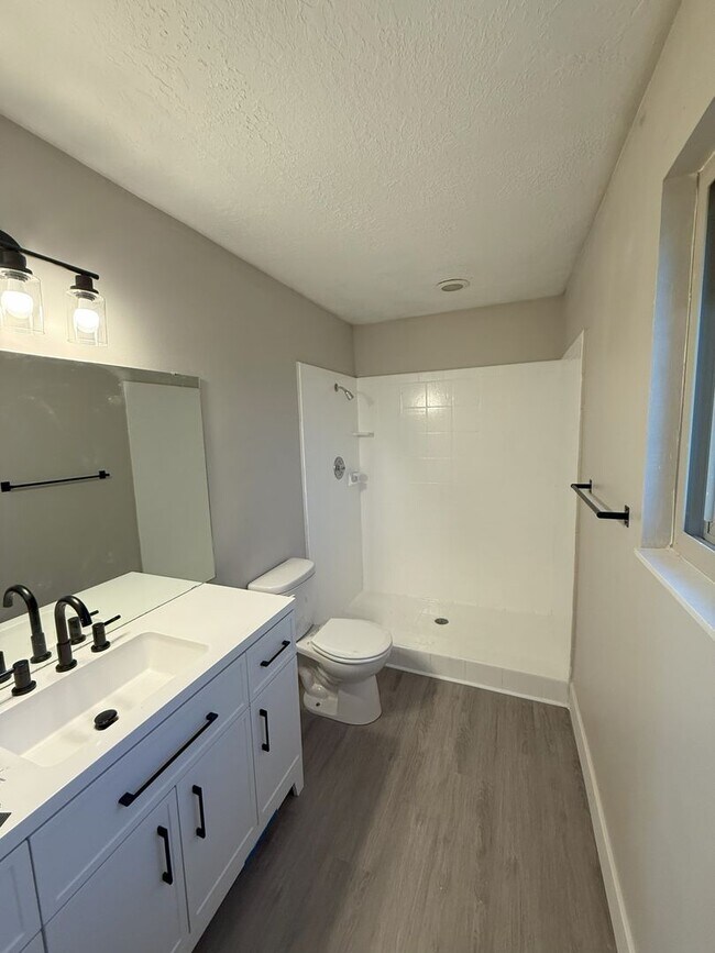 Building Photo - 4 Bed / 3 Bath Home for Rent in Riverdale,...