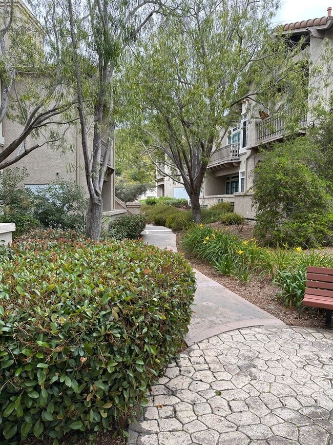 Building Photo - Beautiful 2 Bedroom/2 Bath Condo Close to ...