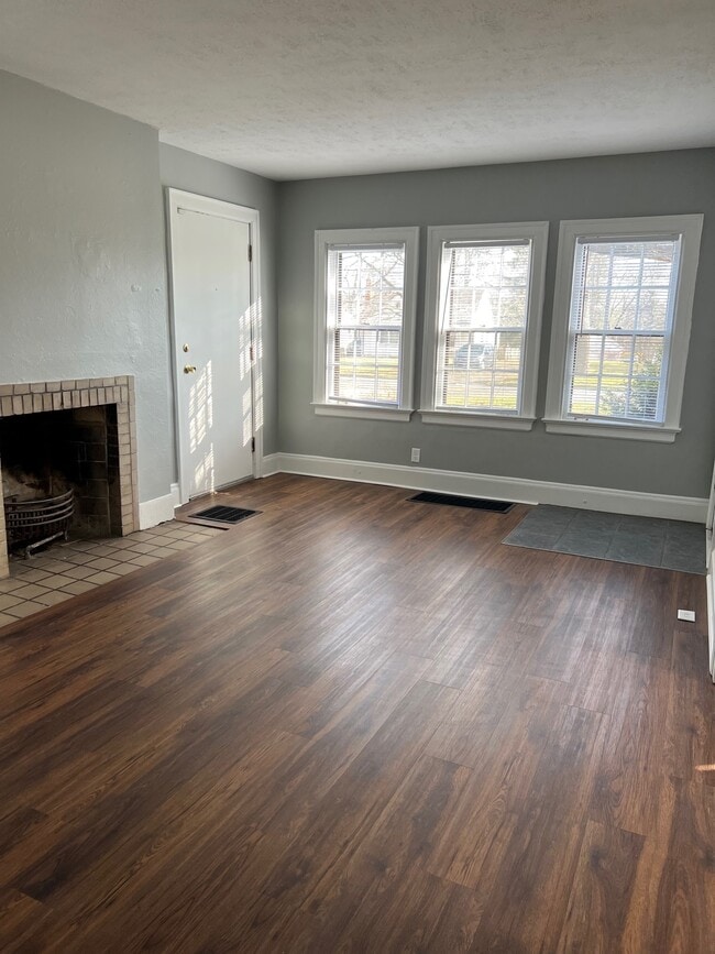 Building Photo - 929 N Nelson Rd