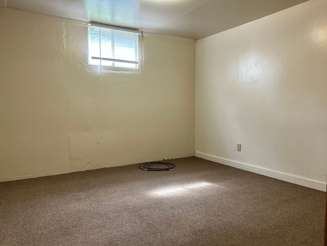 Building Photo - Conveniently located & short drive to Fort...