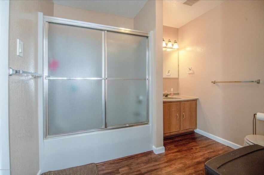 Building Photo - 2888 Pine Ridge Dr