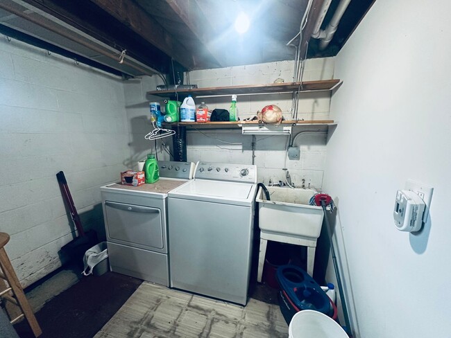 Building Photo - Charming 3 Bedroom Home in Heart if Maplew...