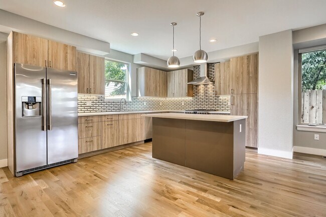 Building Photo - 3 bedroom / 3.5 bath Townhome + 2 Large Flex Spaces & Spacious Roof Top Deck!