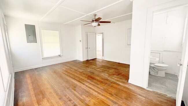 Building Photo - Updated and ready for move in immediately!