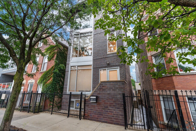 Building Photo - 1621 W Beach Ave