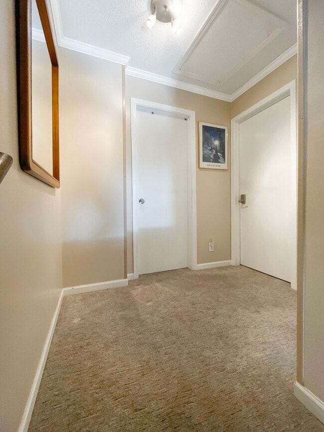 Building Photo - On Bus Route! 2bed/2.5 Bath, Sunny Town House!