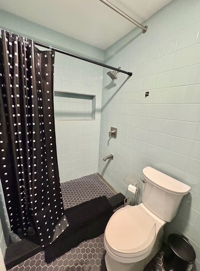 Building Photo - 3 Bedroom, 2 Bathroom Townhouse with a Lak...