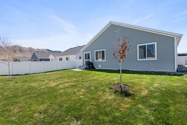 Building Photo - 1841 E Magnolia Cir