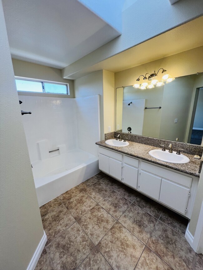 Building Photo - 25183 Parkcrest Dr