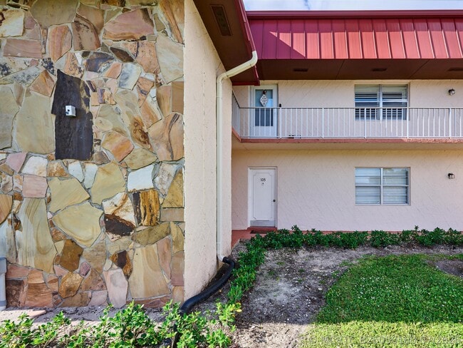 Building Photo - 12021 W Greenway Dr