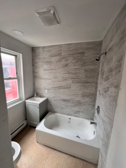 Building Photo - 304 S 6th St