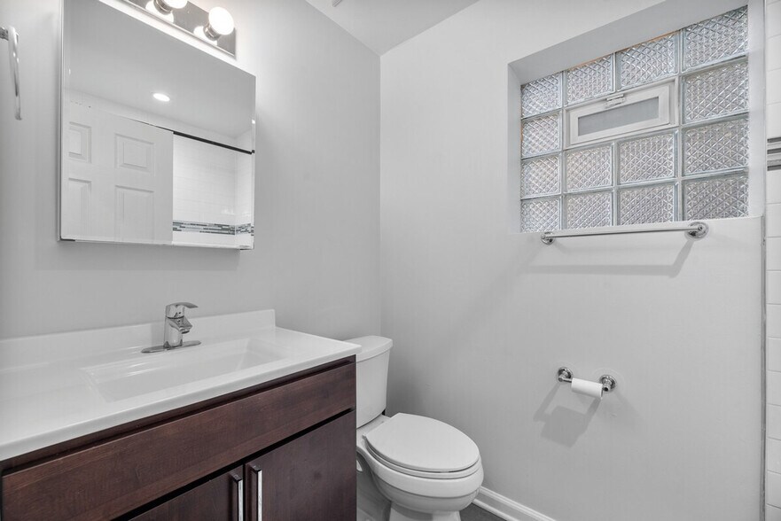 Building Photo - 1044 N California Ave