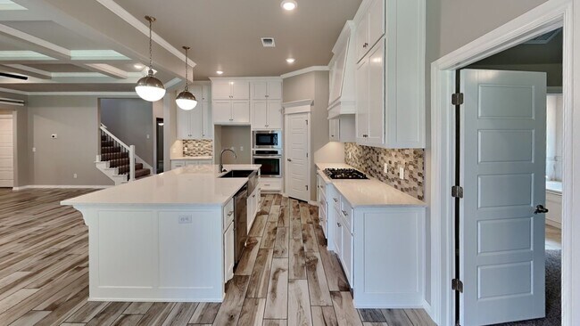 Building Photo - Luxury 5 Bedroom, 3 Bathroom, 3 Car Garage...