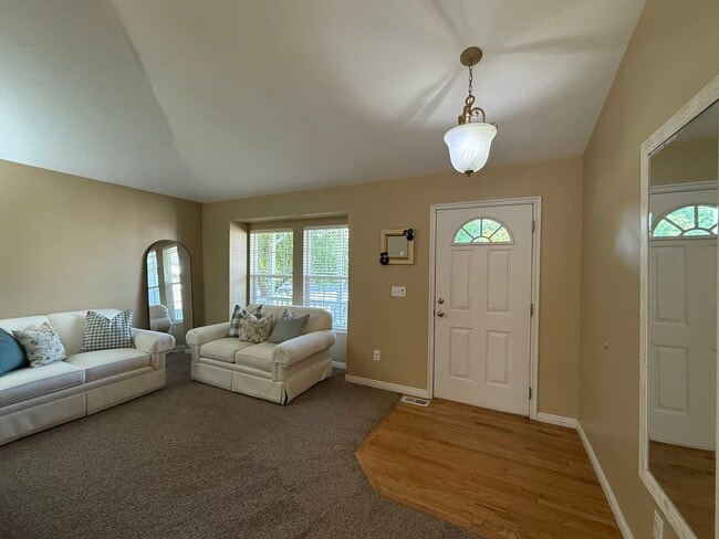 Building Photo - 212 E 900 N St