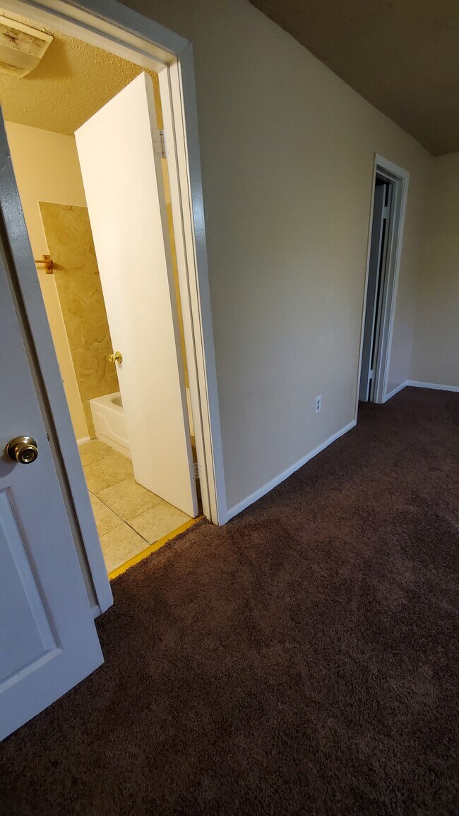 main bedroom private bath - 932 Monterey Ct W