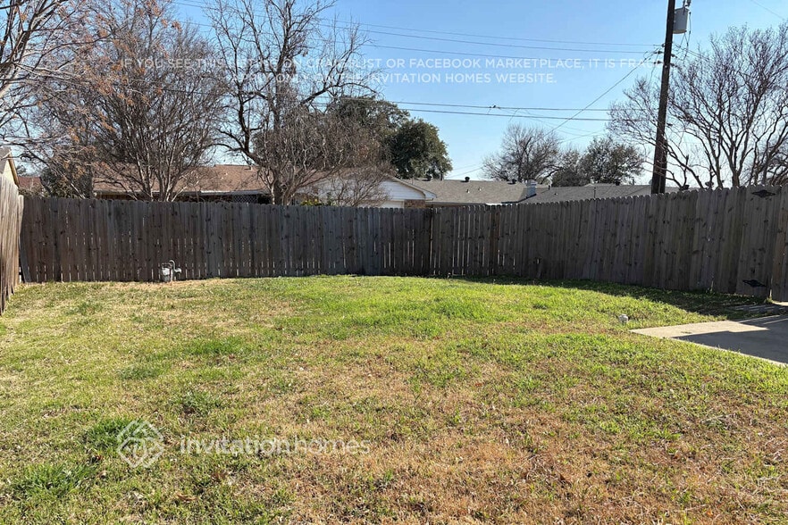 Building Photo - 2324 Lovell Dr