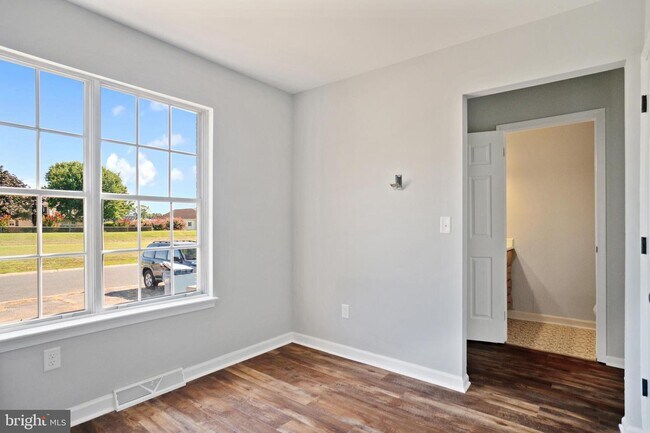 Building Photo - 307 Meeting House Ln