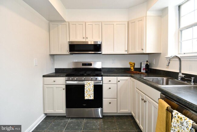 Building Photo - 3737 Ingalls Ave