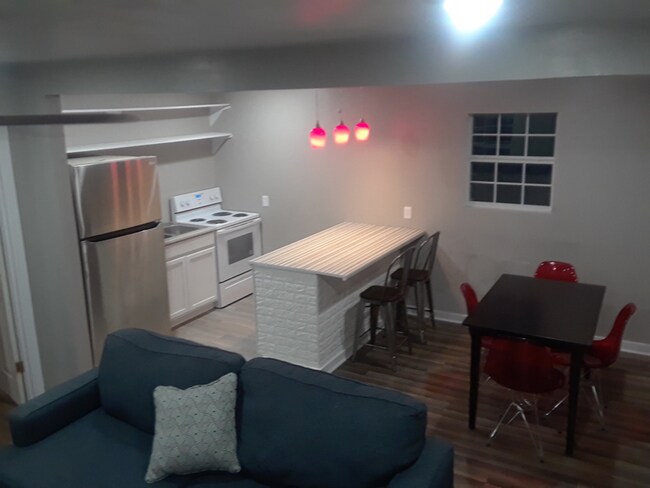 Building Photo - 604 1/2 W King Ave