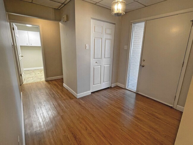 Building Photo - Three bedroom, two full bathrooms house in Enola