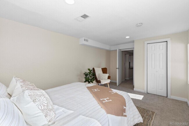 Building Photo - For Rent – Renovated 3 Bedroom Bungalow in Englewood