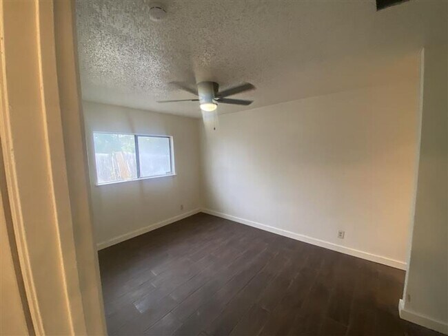 Building Photo - Spacious 3/2 duplex with a garage