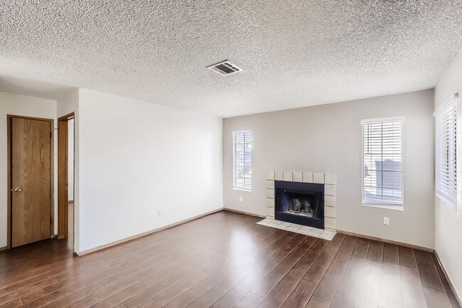 Building Photo - LOVELY 2 bedroom Condo Ready for Immediate Move in!!