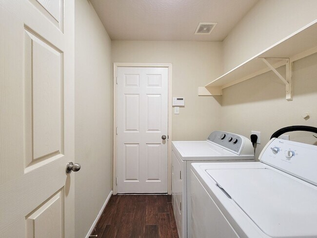 Building Photo - BEAUTIFUL 3 BEDROOM 2 BATH WITH WOOD TILE THROUGHOUT THE HOUSE!