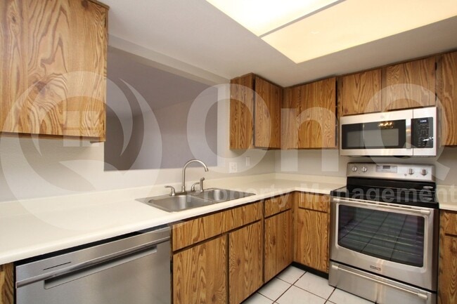 Primary Photo - 744 W Oxford Dr