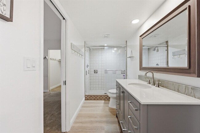 Building Photo - 801 NE 18th Ct