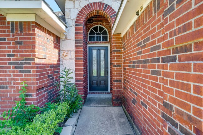 Building Photo - Spacious 3 Bedroom, 2 Bath Home Waiting fo...