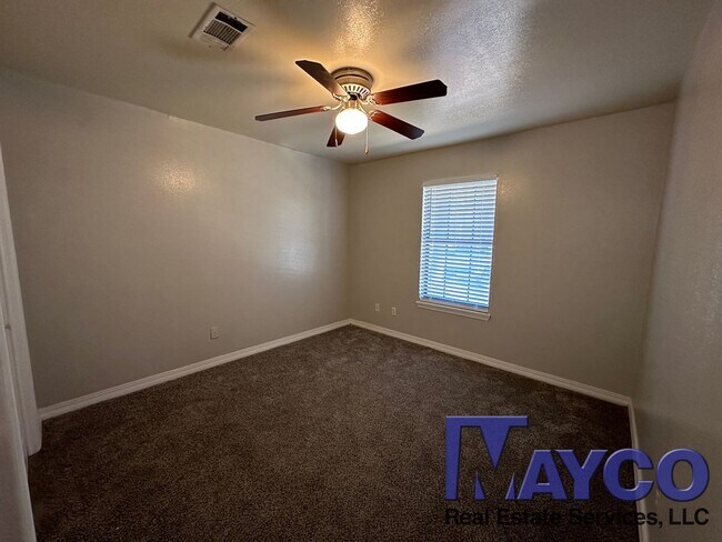 Building Photo - 2 bedroom duplex unit at Grand Oaks Apartments!
