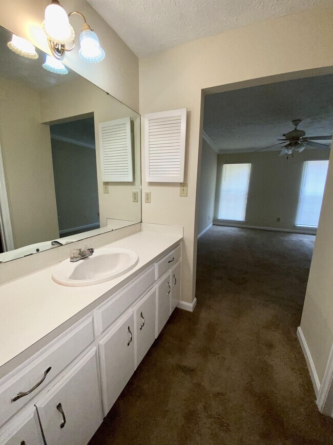 Building Photo - 1615 Woodmere Loop