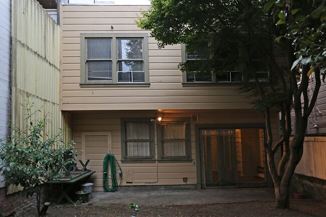 Building Photo - Nob Hill, two-story 4BR/1.5BA Single famil...