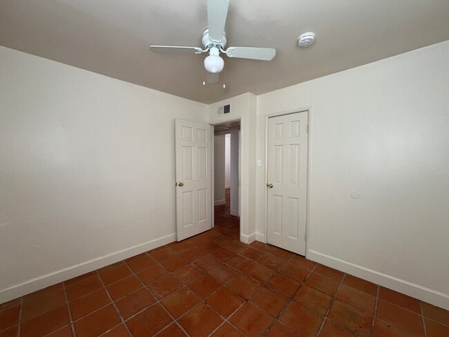 Building Photo - 3 Bedroom 1 Bathroom House with Spacious L...