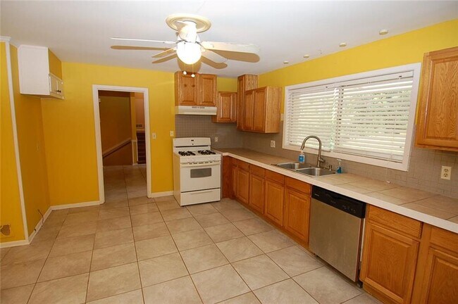 Building Photo - 3922 Safari Ct