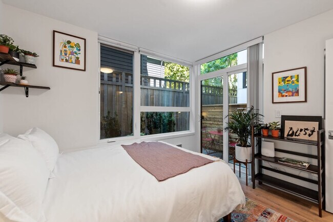 Building Photo - 422 10th Ave E