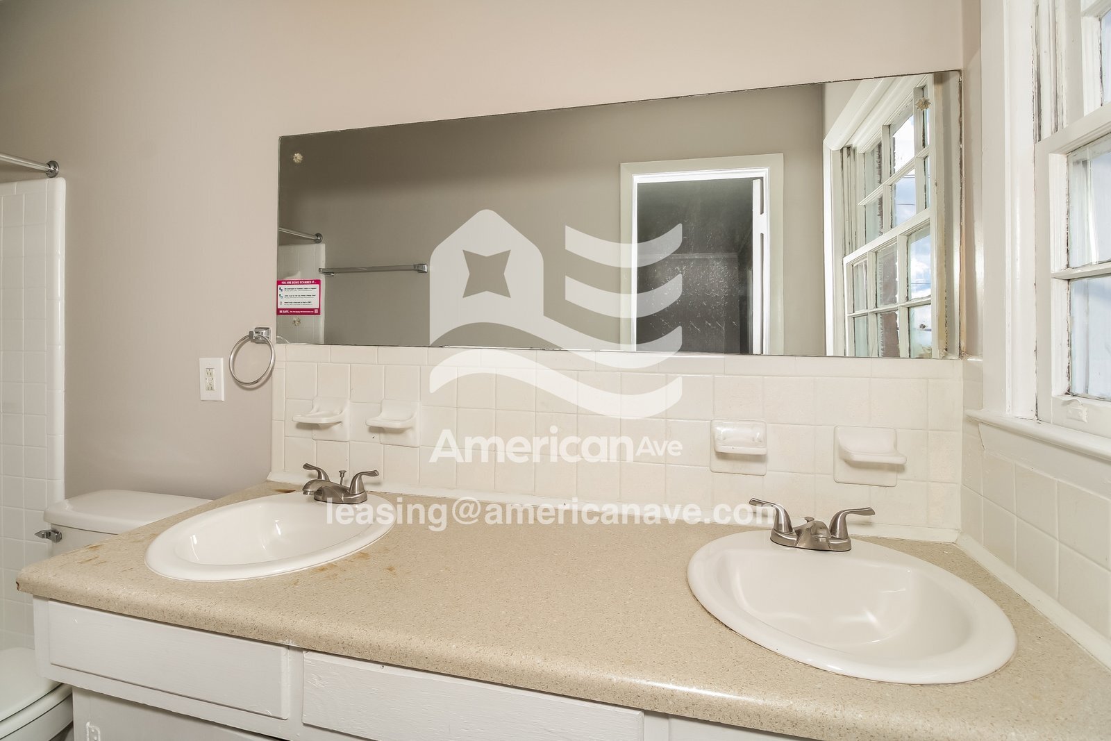 Building Photo - 2300 Oakcrest Rd