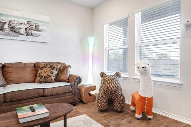 Building Photo - Move in Ready and FULLY FURNISHED 3 BD/2 BA located Far West San Antonio!