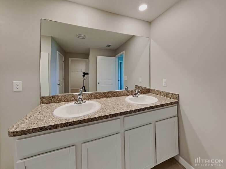 Building Photo - 2007 12th St SE