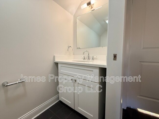 Building Photo - 2511 W Cortland St