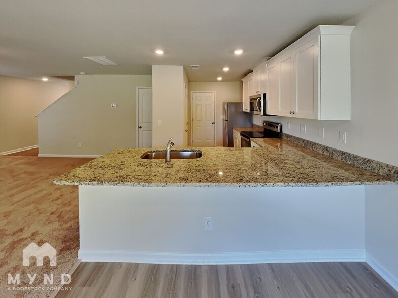 Building Photo - 250 Royal Mdw Dr