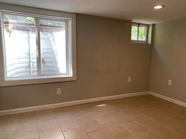 Building Photo - STUDENTS WELCOME! Adorable Single-Family Home in Historic Old Town