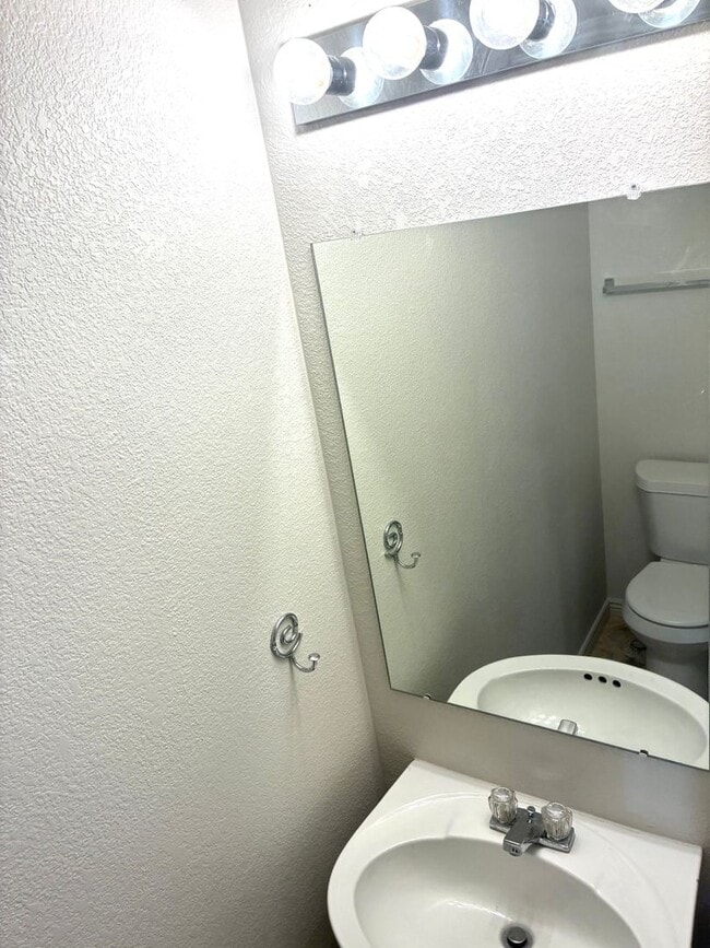 Building Photo - 3 Bedroom, 2.5 Bath Townhome with 2 Car At...