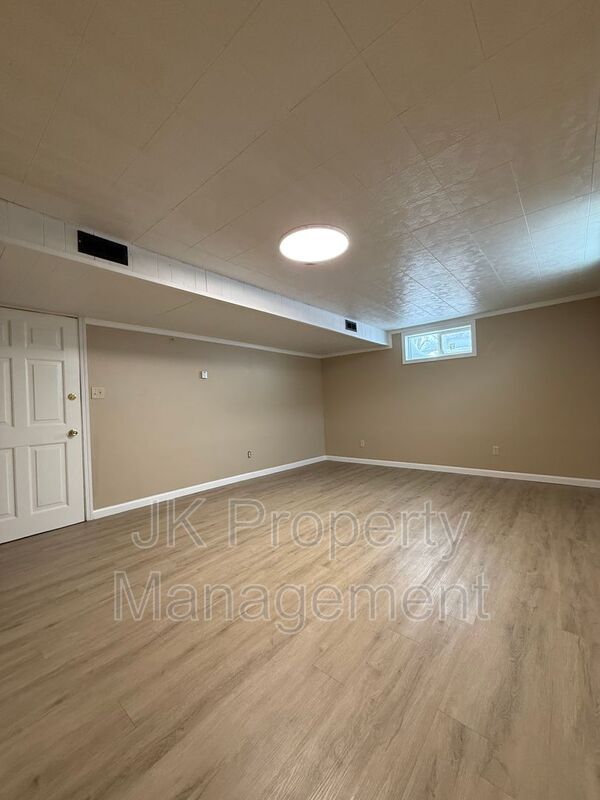 Building Photo - 528 21st Ave NE