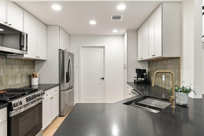 Building Photo - 8202 Cache Dr