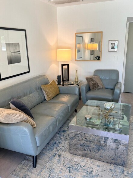 Building Photo - 777 E San Lorenzo Rd