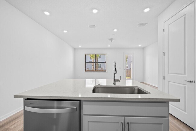 Building Photo - 7638 SW Lucy Ln