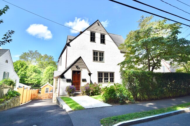 Building Photo - 6 Pemberwick Rd